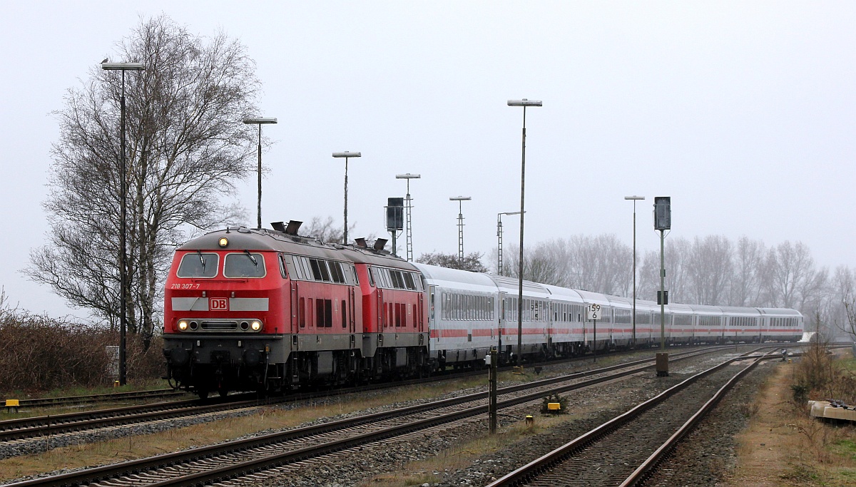 DB 218 307 und 380 mit IC 2215 nach Frankfurt. Husum Nord 11.04.2021