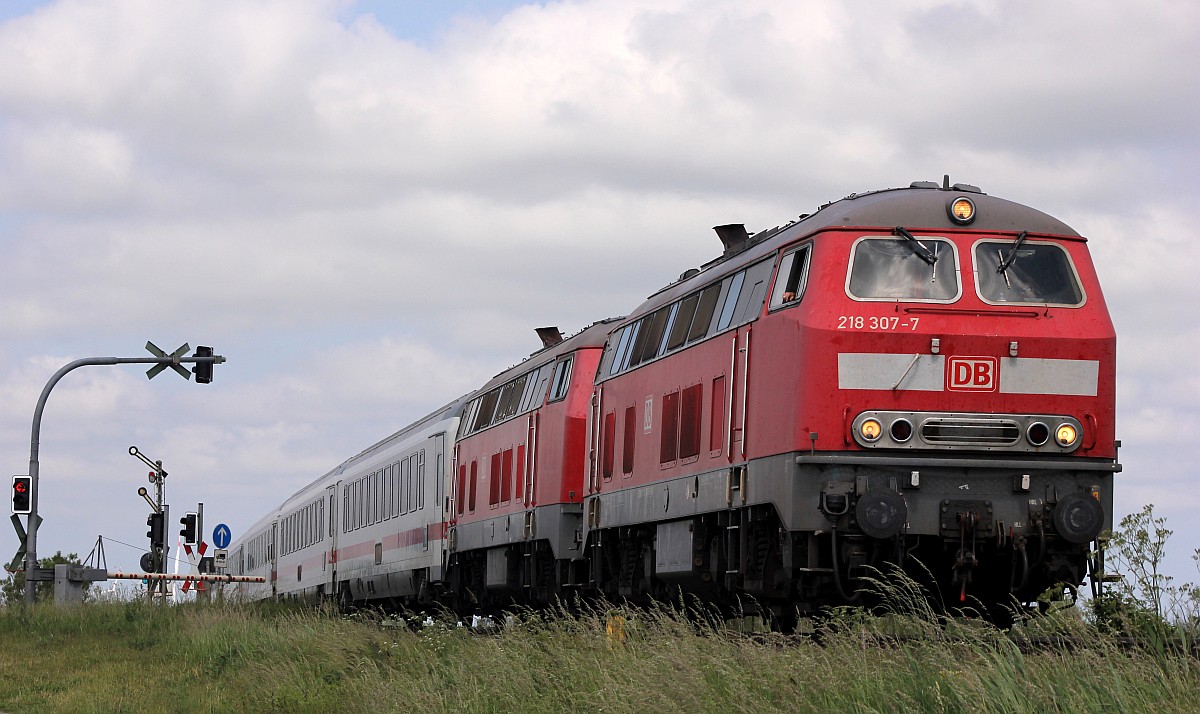 DB 218 307-7 und 389-5 mit dem IC 2375 nach Karlsruhe. Lehnshallig 14.06.2020