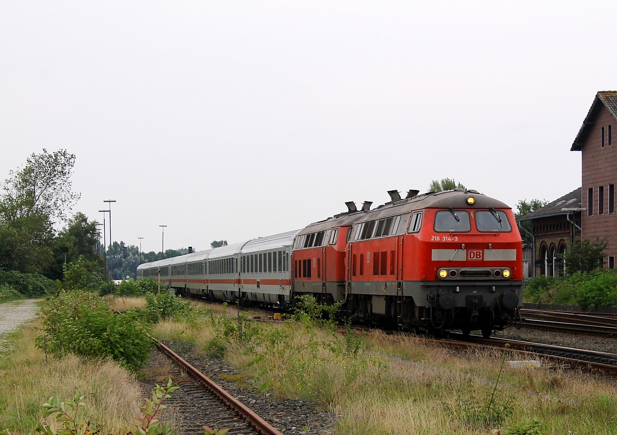 DB 218 314-3(REV/HBX/21.08.09)und 218 342-4(REV/HBX/28.05.08)mit dem IC 2191  Wattenmeer  aufgenommen kurz vor der Einfahrt in den Husumer Bahnhof. Husum-Nord 08.09.2013
