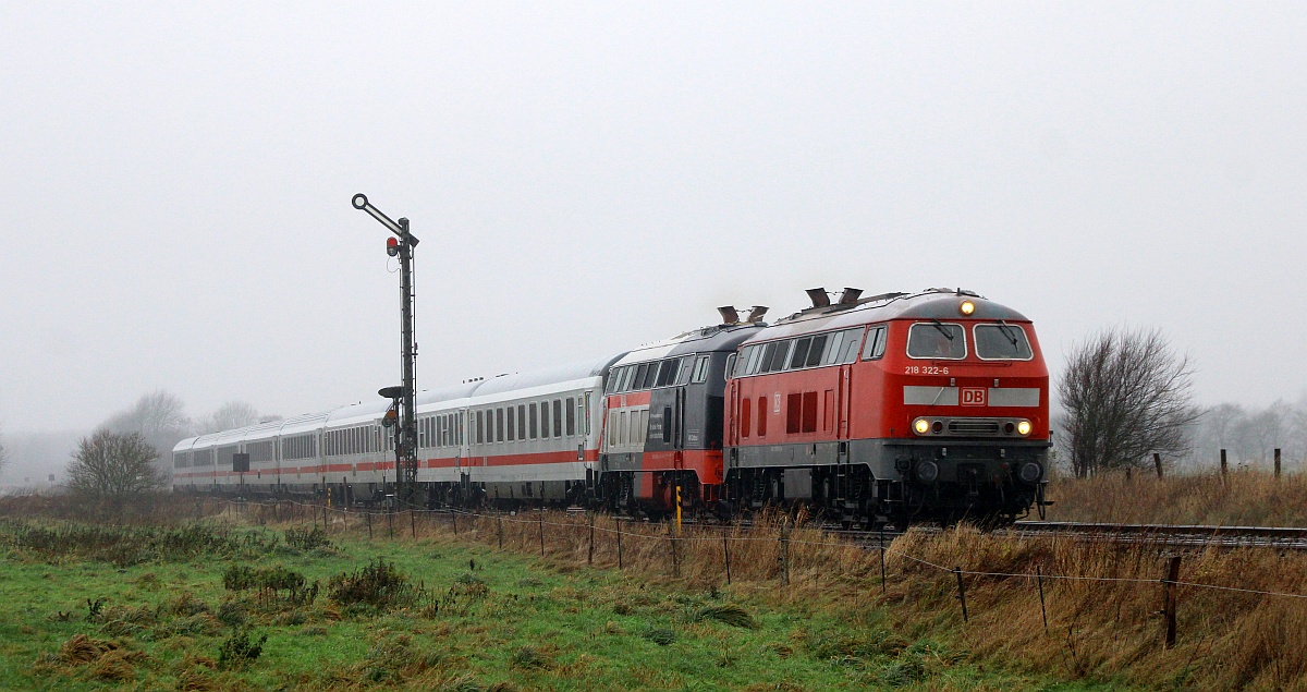 DB 218 322 und 497 mit dem IC 2375 nach Karlsruhe wieder mit lautem Gruß gen Hamburg. Risum-Lindholm 12.12.2021
