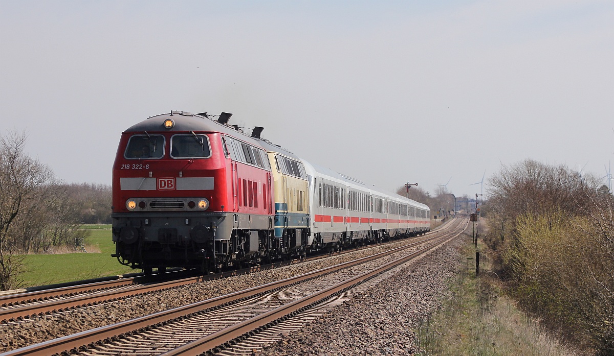 DB 218 322-6 und RPRS 218 489-3 mit IC 2072 nach Westerland. Dreieckskoog 18.04.2021
