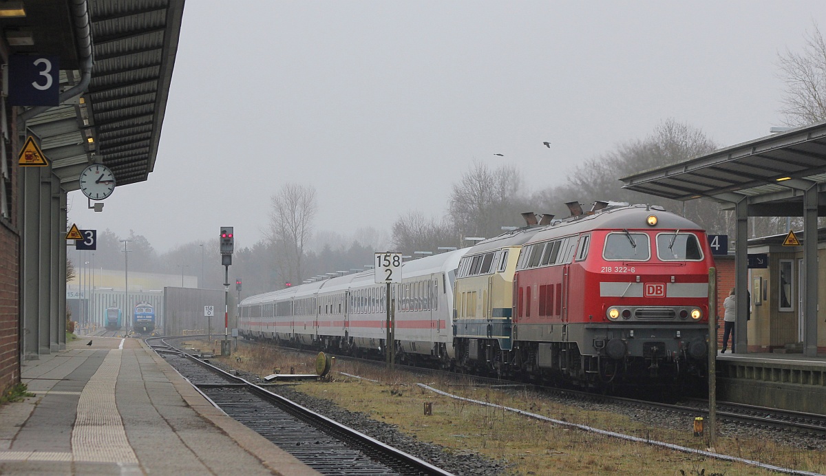 DB 218 322 und RPRS 218 489(REV/RPRS/11.02.20) mit IC 2072 aus Berlin Einfahrt Husum. 11.04.2021