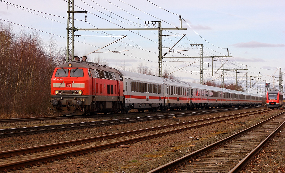DB 218 340-8 mit dem 11 Wagen IC 2311 aus Westerland kommend hat hier Einfahrt in Jübek. 22.03.2015