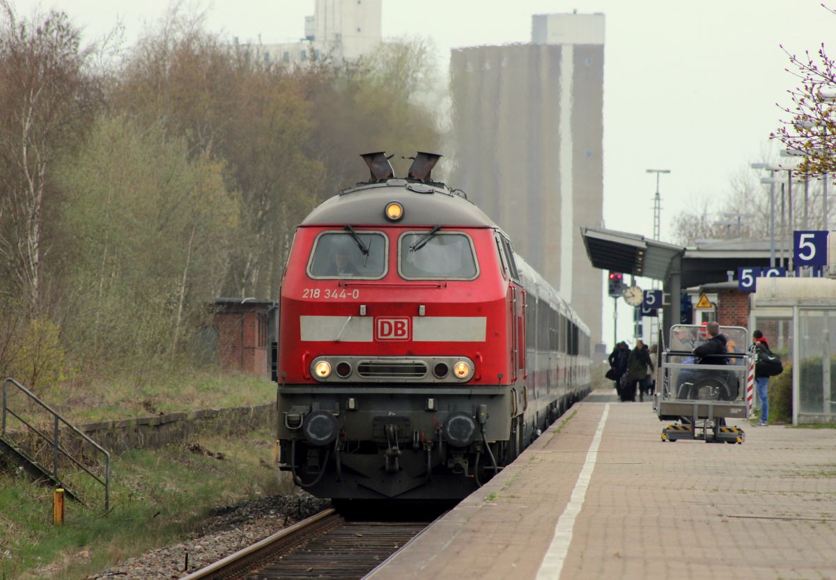 DB 218 344-0(REV/HB X/26.07.17) mit dem IC 2311 nach Stuttgart. Husum 11.04.2019