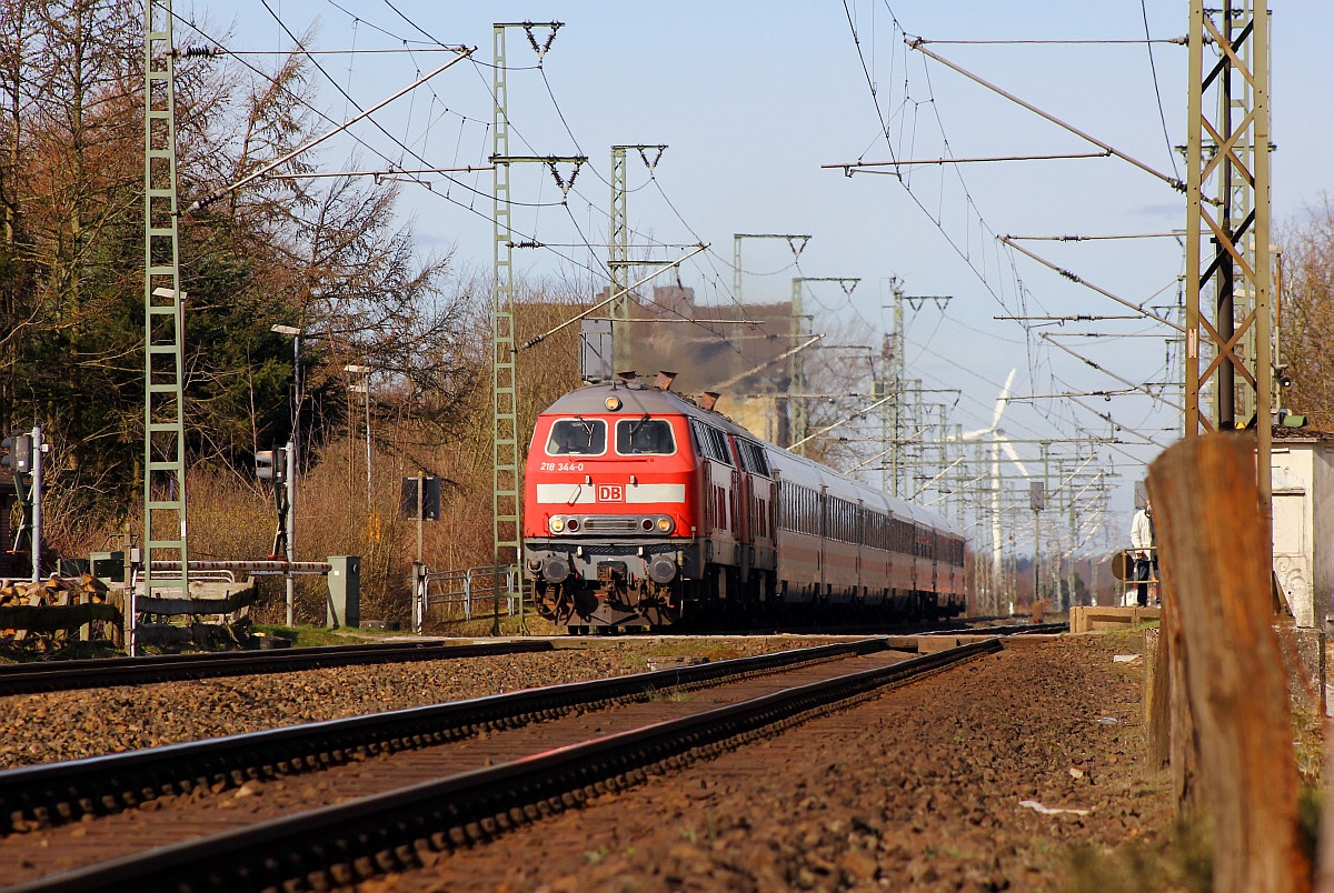 DB 218 344 und 385 beschleunigen hier den IC 2375 nach Karlsruhe als sie den Bahnhof Jübek bei Schleswig passieren. 22.03.2015