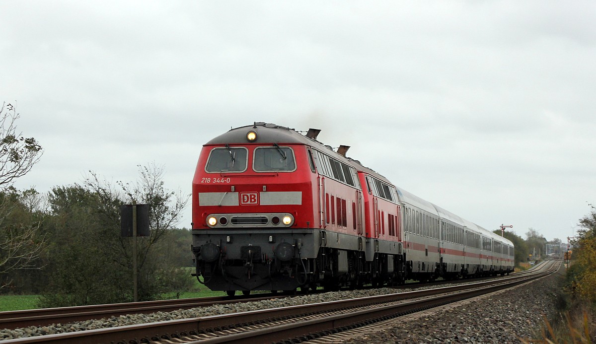 DB 218 344 und DB 218 834 mit dem IC 2072 aus Dresden auf dem Weg nach Westerland. Dreieckskoog/Klanxbüll 19.10.19