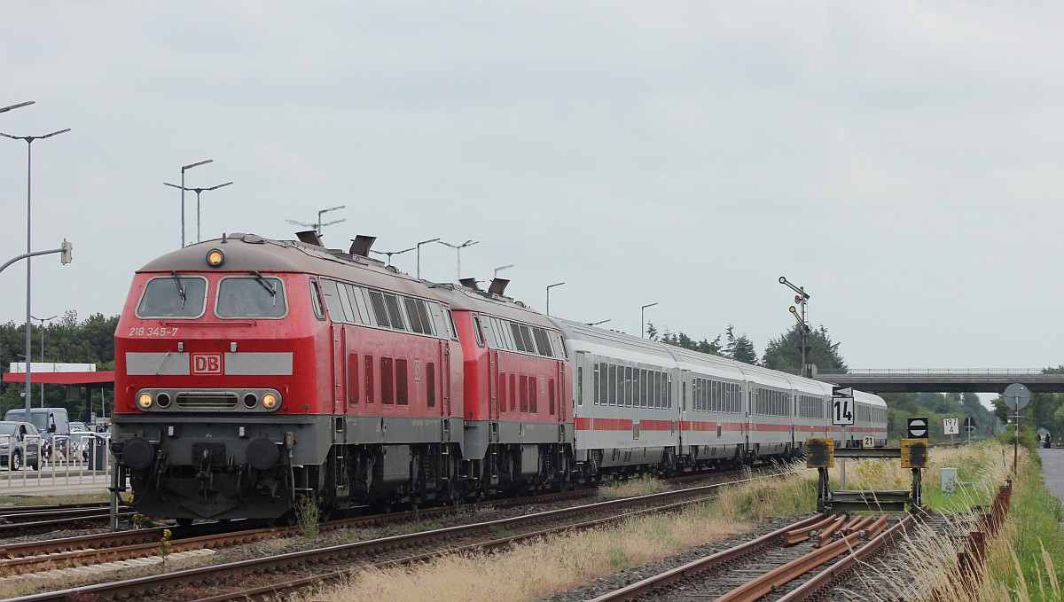 DB 218 345 und 344 mit dem IC 2072 Einfahrt Niebüll. 25.07.2020