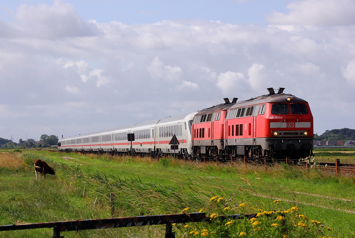 DB 218 363-0 und Schwesterlok mit dem IC Richtung Hamburg festgehalten in Epenwörden. 26.07.2015