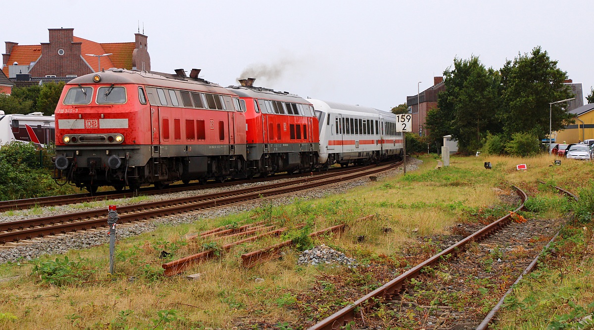 DB 218 366-3 und 390-3 mit IC 2214 nach Westerland Ausfahrt Husum-Nord 08.09.2022