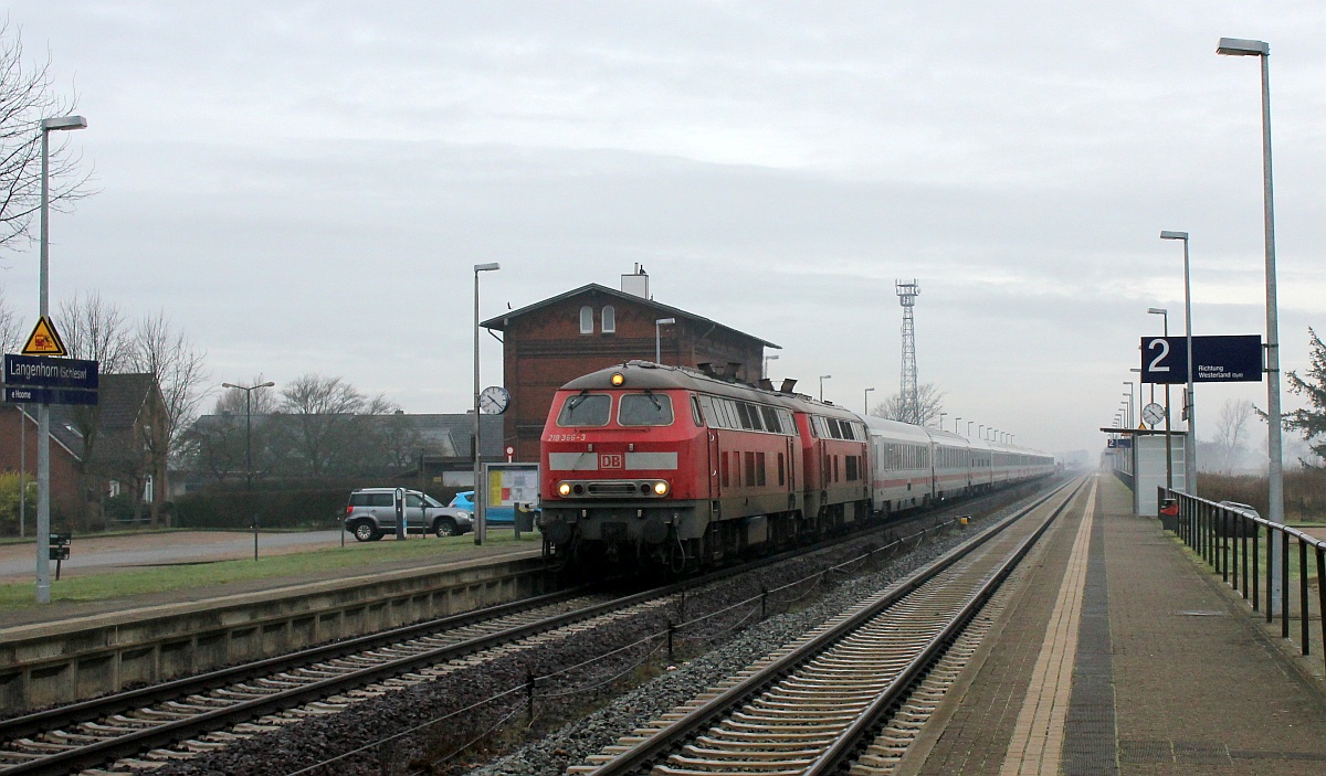 DB 218 366 und 322 mit dem IC 2311 nach Stuttgart. Langenhorn 24.01.2021