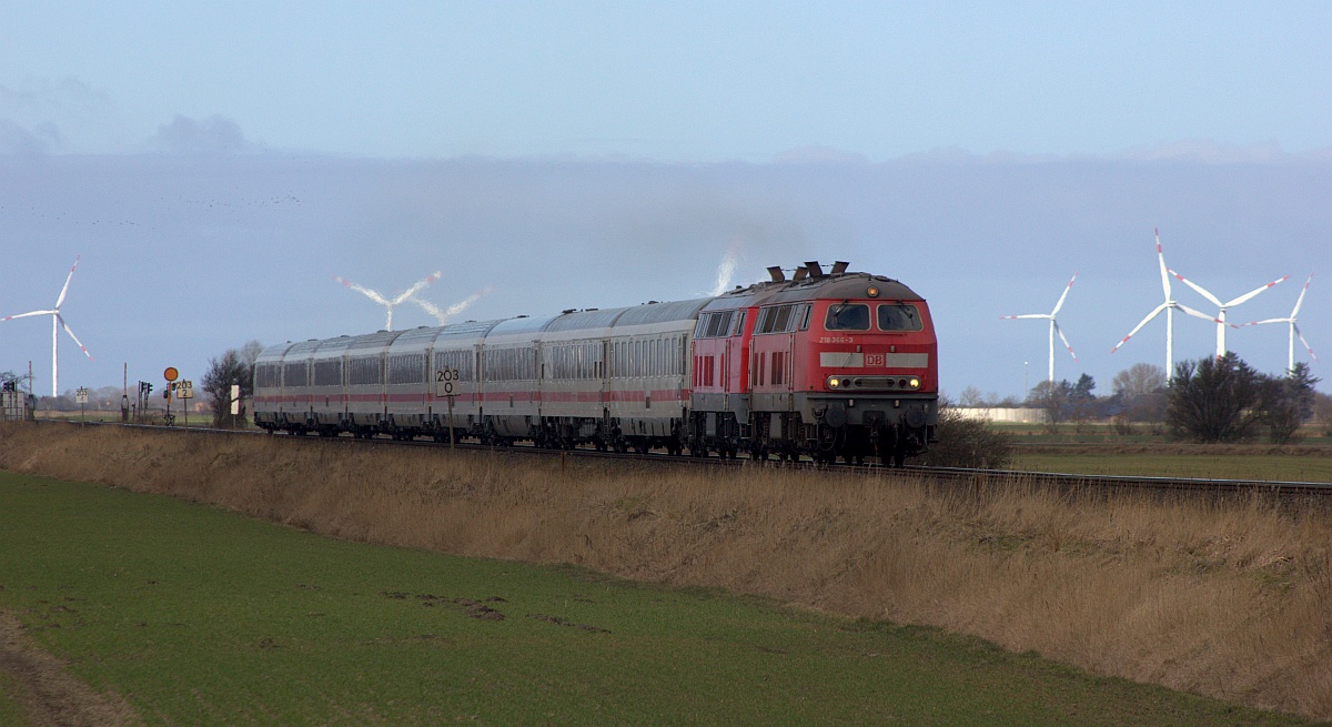 DB 218 366 und 837 mit IC 2375 nach Karlsruhe, B Triangel 06.03.2021
