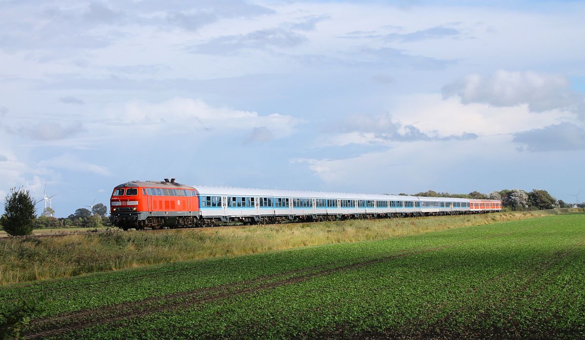 DB 218 366 mit Schülersonderzug Wanne-Eickel nach Westerland zwischen den Bü Triangel und Südergotteskoog, jetzt bei Sonne, 19.09.2022