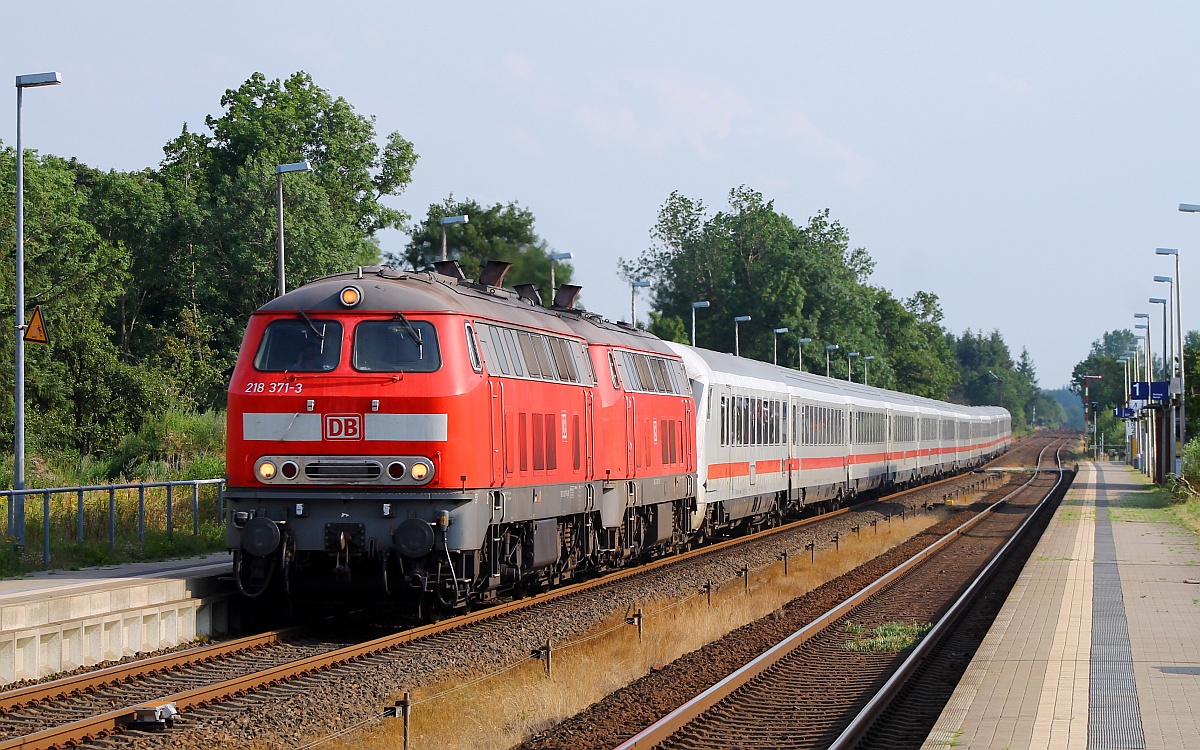DB 218 371-3 und 363-0 mit einem verspäteten IC festgehalten bei der Durchfahrt in Langenhorn. 02.08.2014
