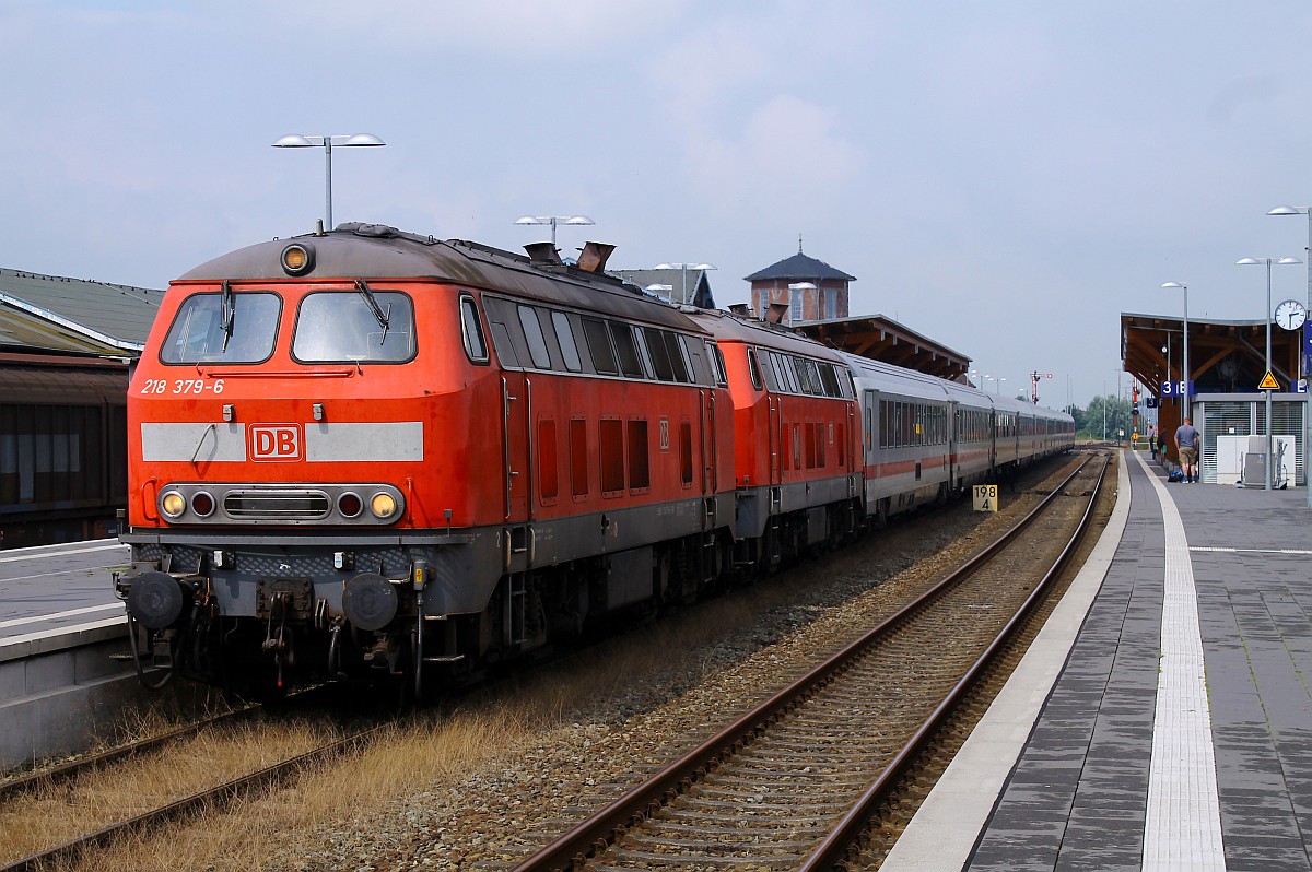 DB 218 379-6 und 363-0 warteten am 25.07.2015 im Bahnhof Niebll auf die Kurswagen aus Dagebll die wenig spter zugestellt wurden. (05200)