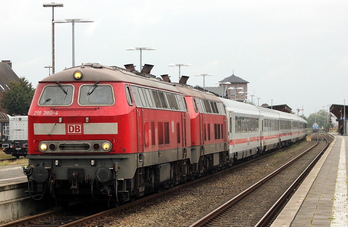 DB 218 380 und 218 345 mit dem IC 2311 nach Stuttgart Einfahrt Niebüll Bhf. 12.09.2020
