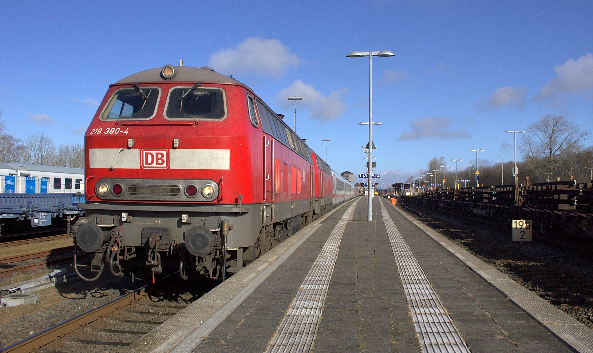 DB 218 380 und 369 mit dem IC 2311 verlassen hier Niebüll wegen der Bauarbeiten von Gleis 1 Richtung Süden. 06.03.2021