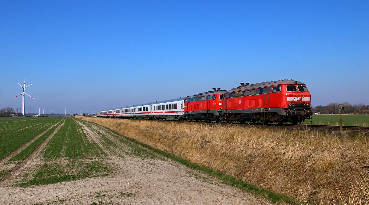 DB 218 385-3 und 499-5 passieren hier mit dem IC 2375 am Haken den Bahnübergang Triangel zwischen Lehnshallig und Niebüll. 20.03.2022