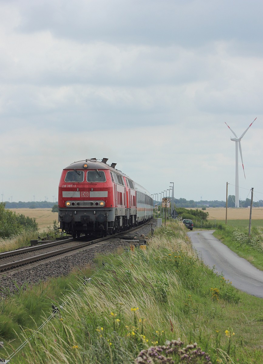 DB 218 385 und 379 mit IC 2314 nach Westerland. Lehnshallig 25.07.2020