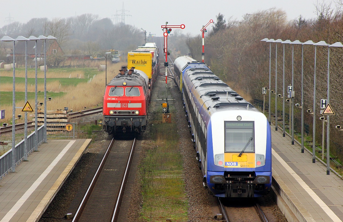 DB 218 386-1 und 379-6 mit dem SyltShuttle nach Niebüll und die MaK DE2700-03 mit ihrer NOB nach Westerland beim Treffen in KLanxbüll. 14.04.2015