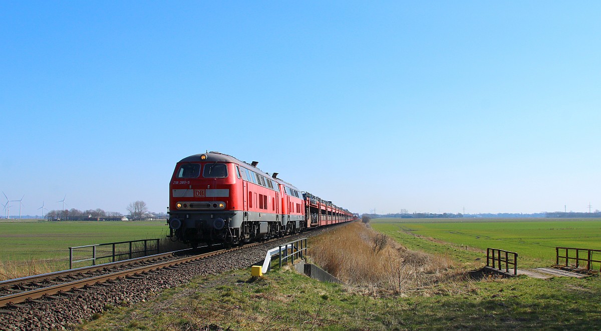 DB 218 389 + 830 mit SyltShuttle nach Westerland. Bü Triangel 20.03.2022