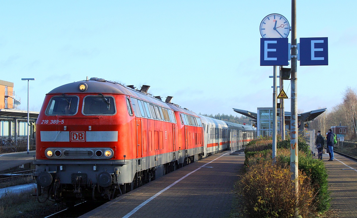 DB 218 389-5 und die 834-0 mit dem IC 2074 festegehalten beim Halt in Husum. 18.12.2021