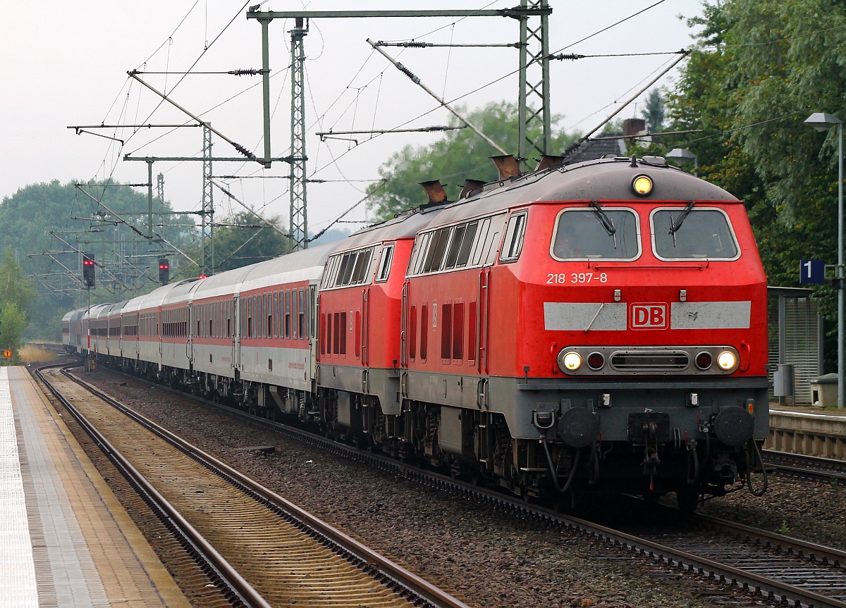 DB 218 397-8 und 389-5 dieseln hier mit dem Leer CNL 13398 gaaaanz langsam durch Schleswig. 03.08.2014