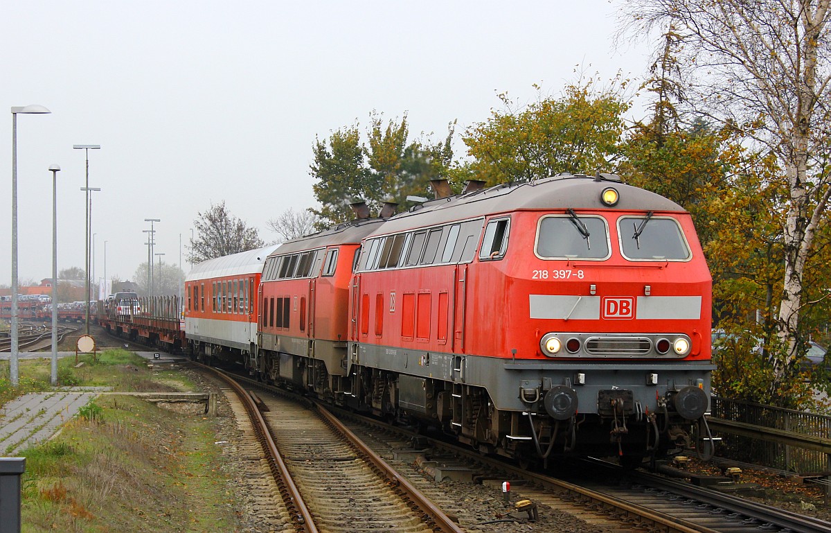 DB 218 397-8(REV/HB X/22.01.09, Verl/ANB/19.01.16) und 218 340-8(REV/HB X/29.04.10) aufgenommen bei der Einfahrt in Niebüll mit einem SyltShuttle. 01.11.2015