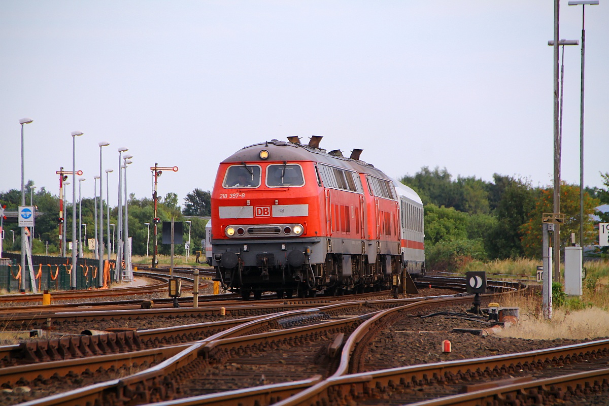 DB 218 397-8(REV/HB X/22.01.09)und 218 314-3(REV/HB X/21.08.09)festgehalten mit dem IC 2170 aus Frankfurt/Main bei der Einfahrt in Niebüll am 22.07.2014.