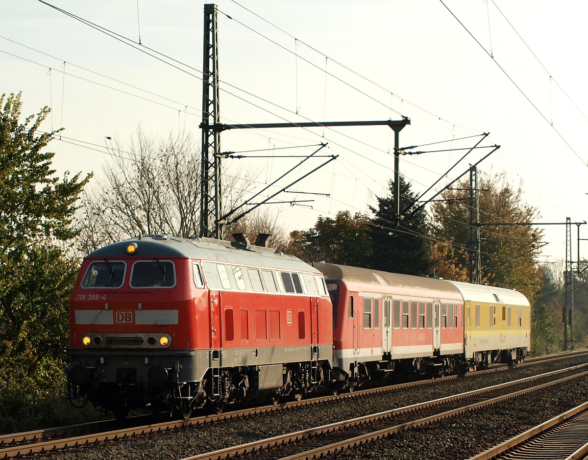DB 218 399-4 mit Messzug bei der Durchfahrt in Schleswig aufgenommen. 27.10.2011