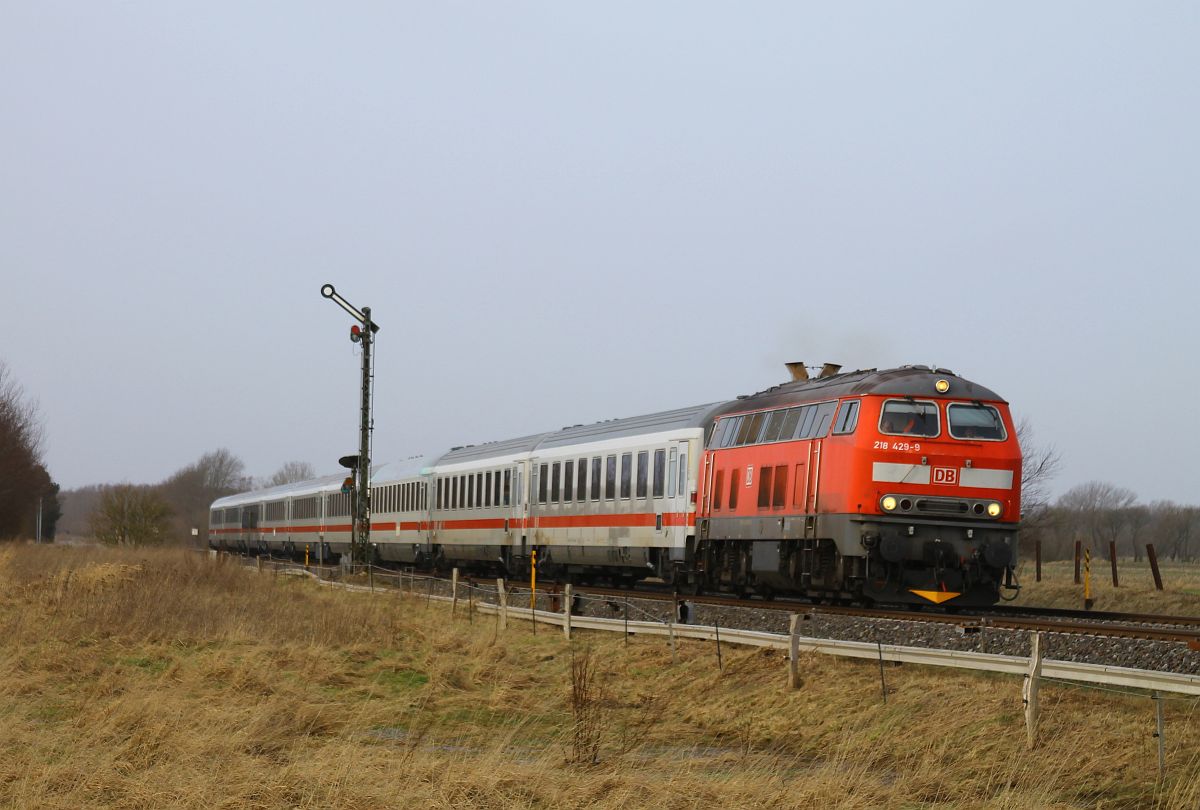 DB 218 429 (Bw Kempten) befördert den IC 2215 von Westerland (Sylt) bis Itzehoe, hier aufgenommen am Einfahrtsignal von Lindholm, 23.01.2024