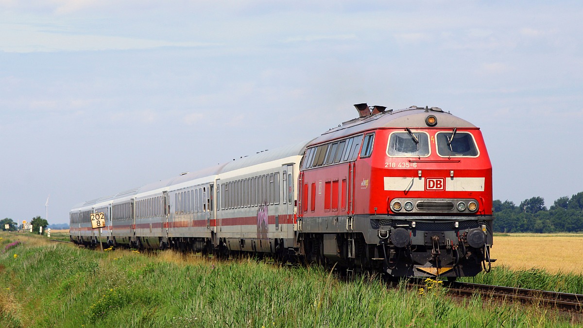 DB 218 435-6 mit dem IC 2365, Am Rollwagenzug 13.07.2022