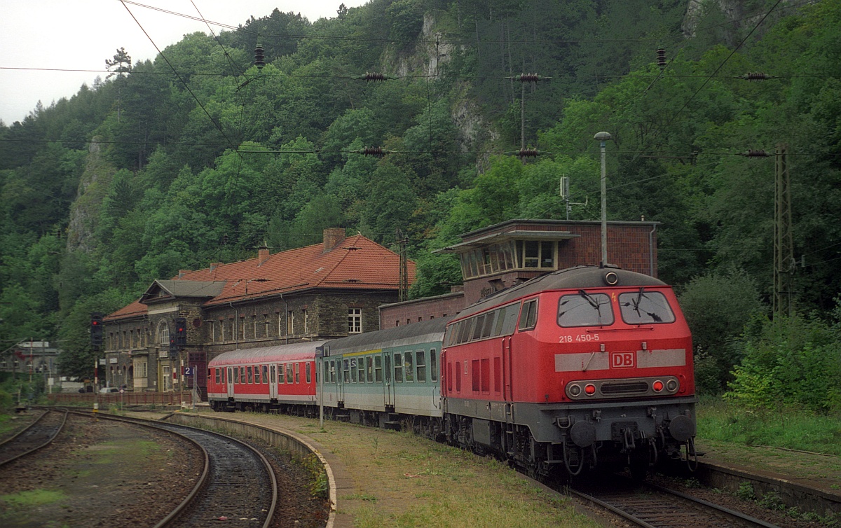 DB 218 450-5 mit Nahverkehrszug Ausfahrt Rübeland. 14.09.2002