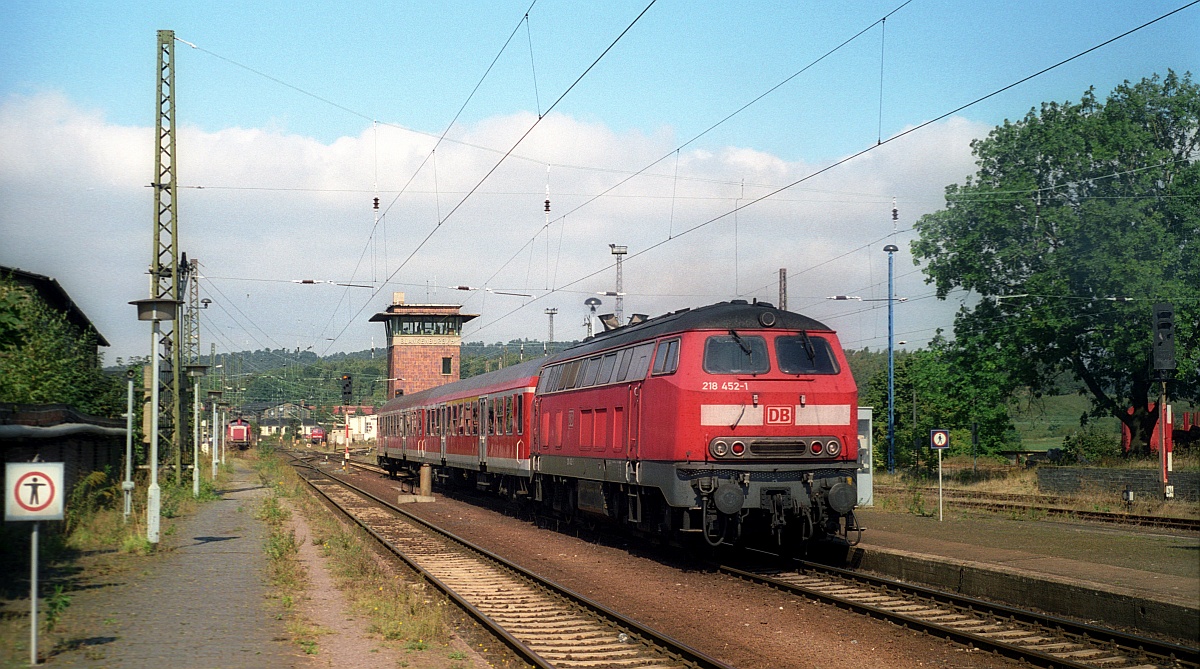 DB 218 452-1 mit Nahverkehrszug im Bahnhof Blankenburg. 14.09.2002