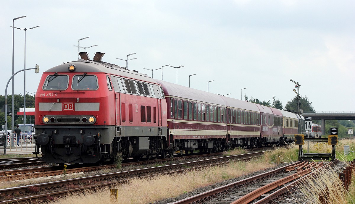 DB 218 453-9(Bh Kiel) mit dem UEX 1854 aus Köln(Bvcmz248.3+248.1, WRmh132.1 und Avmz111.0)+ ES64U2-099, Einfahrt Niebüll 25.07.2020