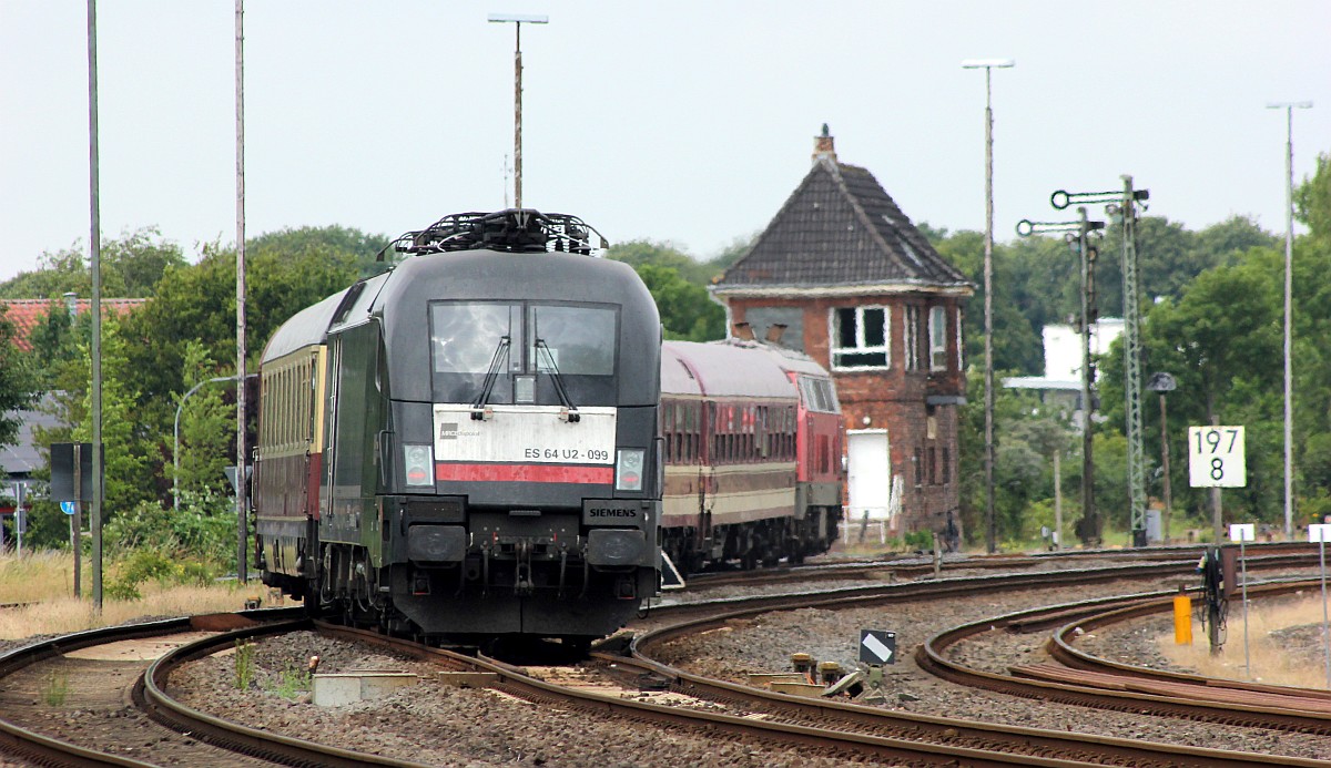 DB 218 453-9(Bh Kiel) mit dem UEX aus Köln(Bvcmz248.3+248.1, WRmh132.1 und Avmz111.0)+ ES64U2-099, Einfahrt Niebüll 25.07.2020 II