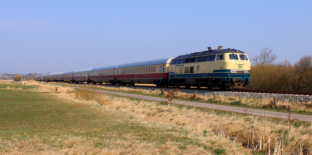 DB 218 460-4  Conny  mit dem DPE 321 (Westerland-Koblenz). Südermarsch 24.03.2022