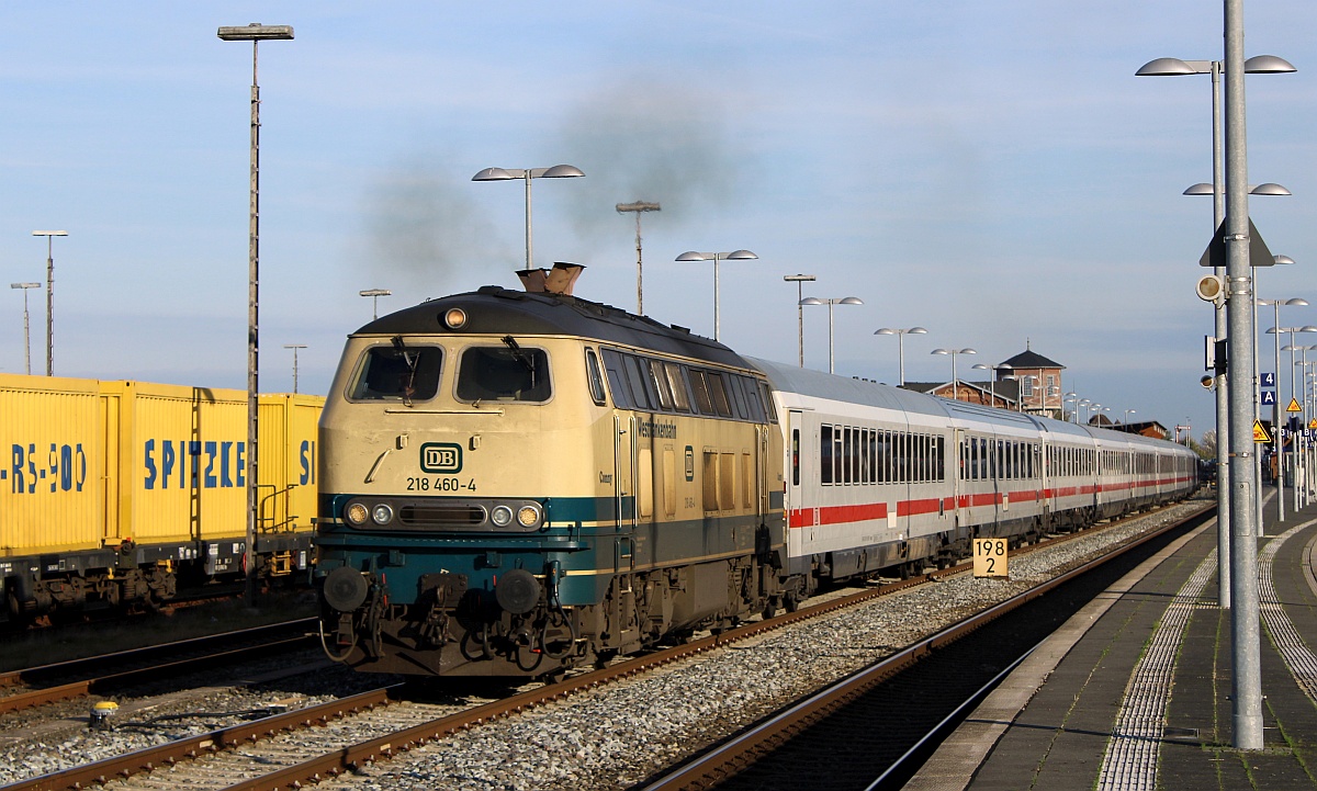 DB 218 460-4 mit IC 2311 nach Stuttgart Ausfahrt Niebüll (I)  24.10.2021