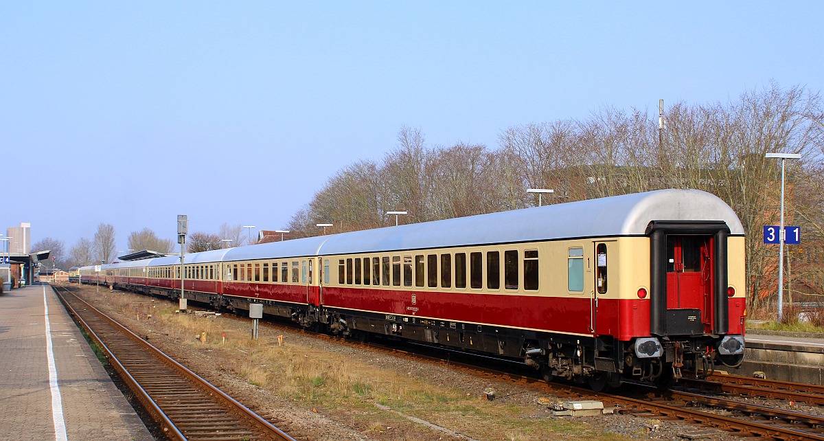 DB 218 460 mit dem DPE 1315 auf dem Weg von Husum nach Westerland. Husum 24.03.2022