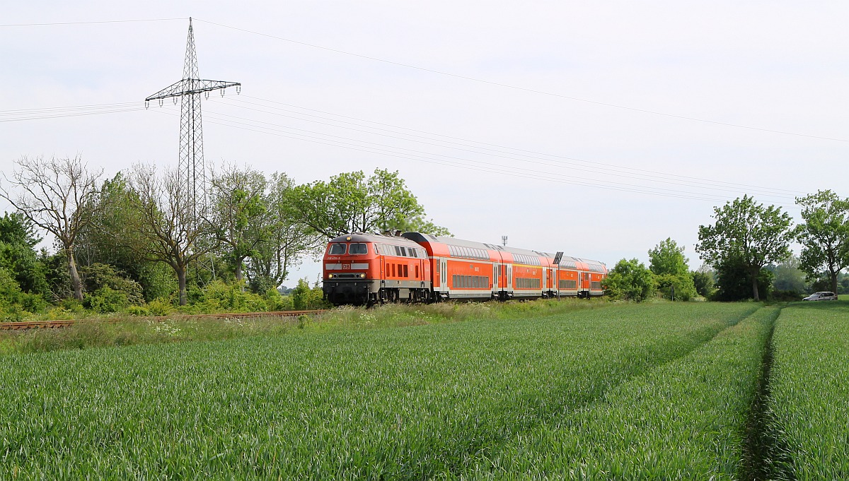DB 218 470 verläßt mit dem  Strandexpreß  nach Puttgarden den Kreuzungsbahnhof Großenbrode 05.06.2022  