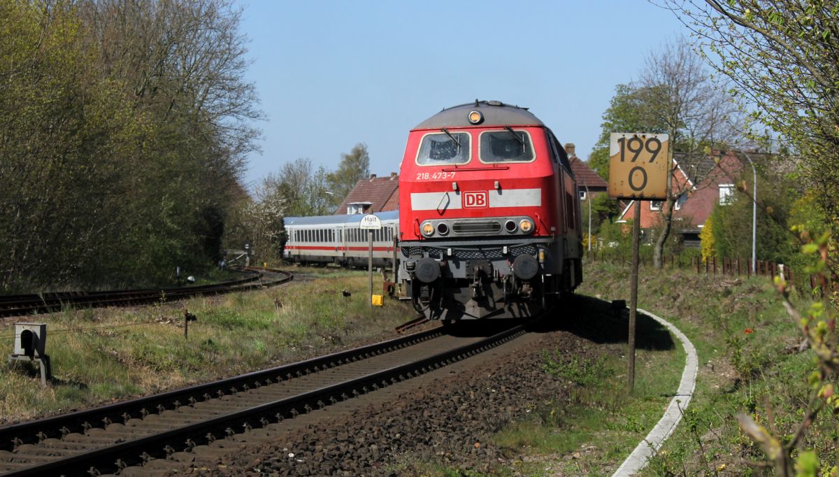 DB 218 473 und 831-6 mit IC 2315 Einfahrt Niebüll 22.04.2019