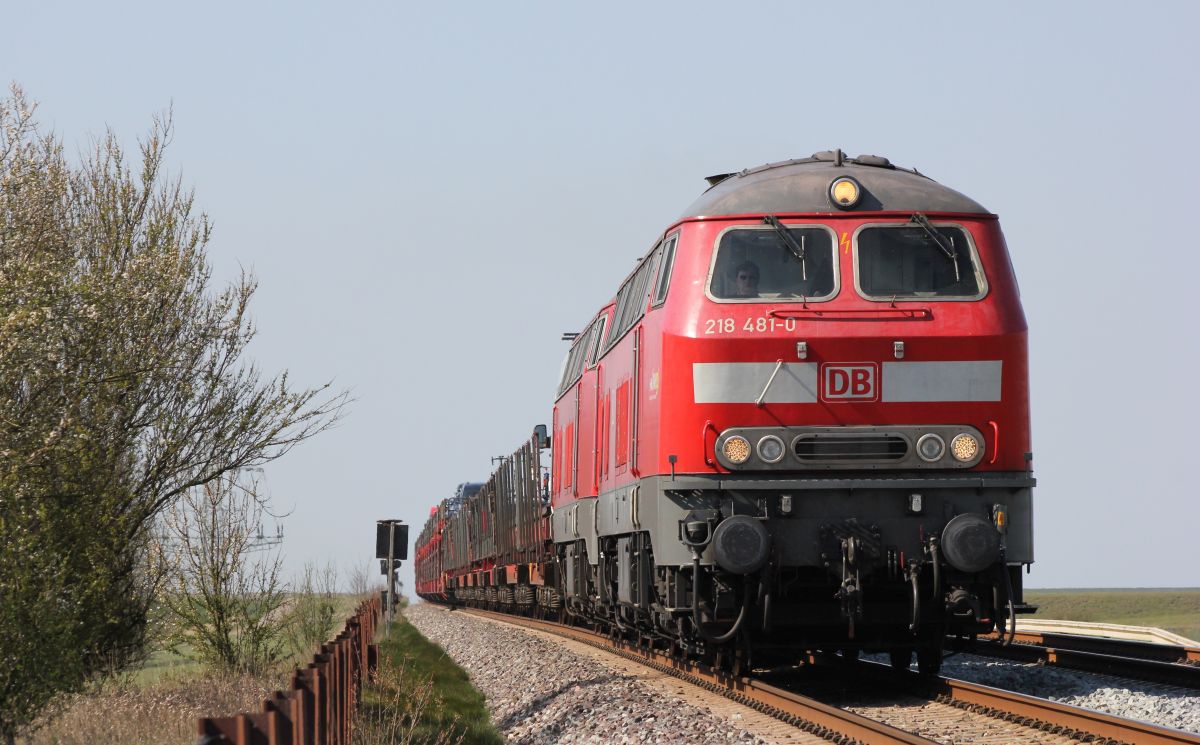 DB 218 481 + 833 mit SyltShuttle nach Niebll Dreieckskoog 19.04.2019