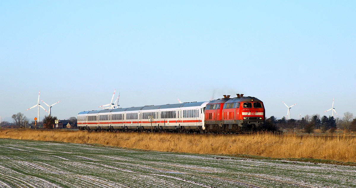 DB 218 495 und 435 mit dem IC 2375 nach Karlsruhe. Bü Triangel 26.12.2021