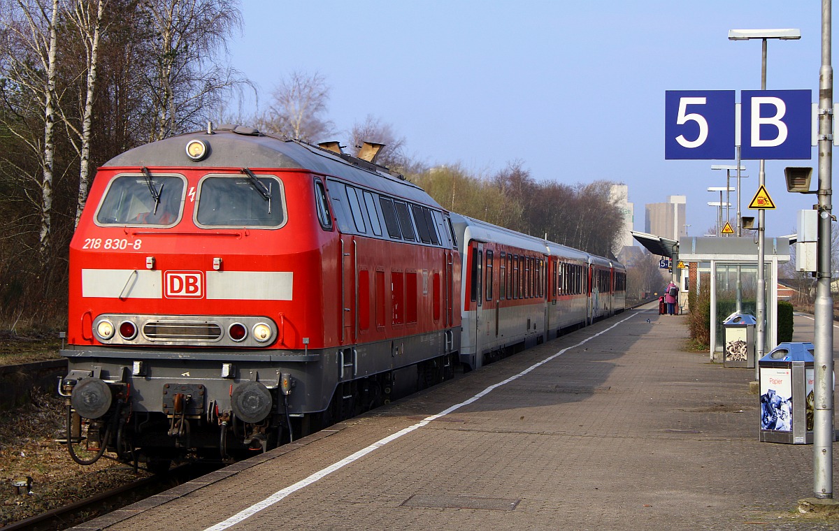 DB 218 830-8 mit den beiden SSP 628 Kampen und Wenningstedt auf dem Weg zum Schrott nach Espenhain. Husum 24.03.2022