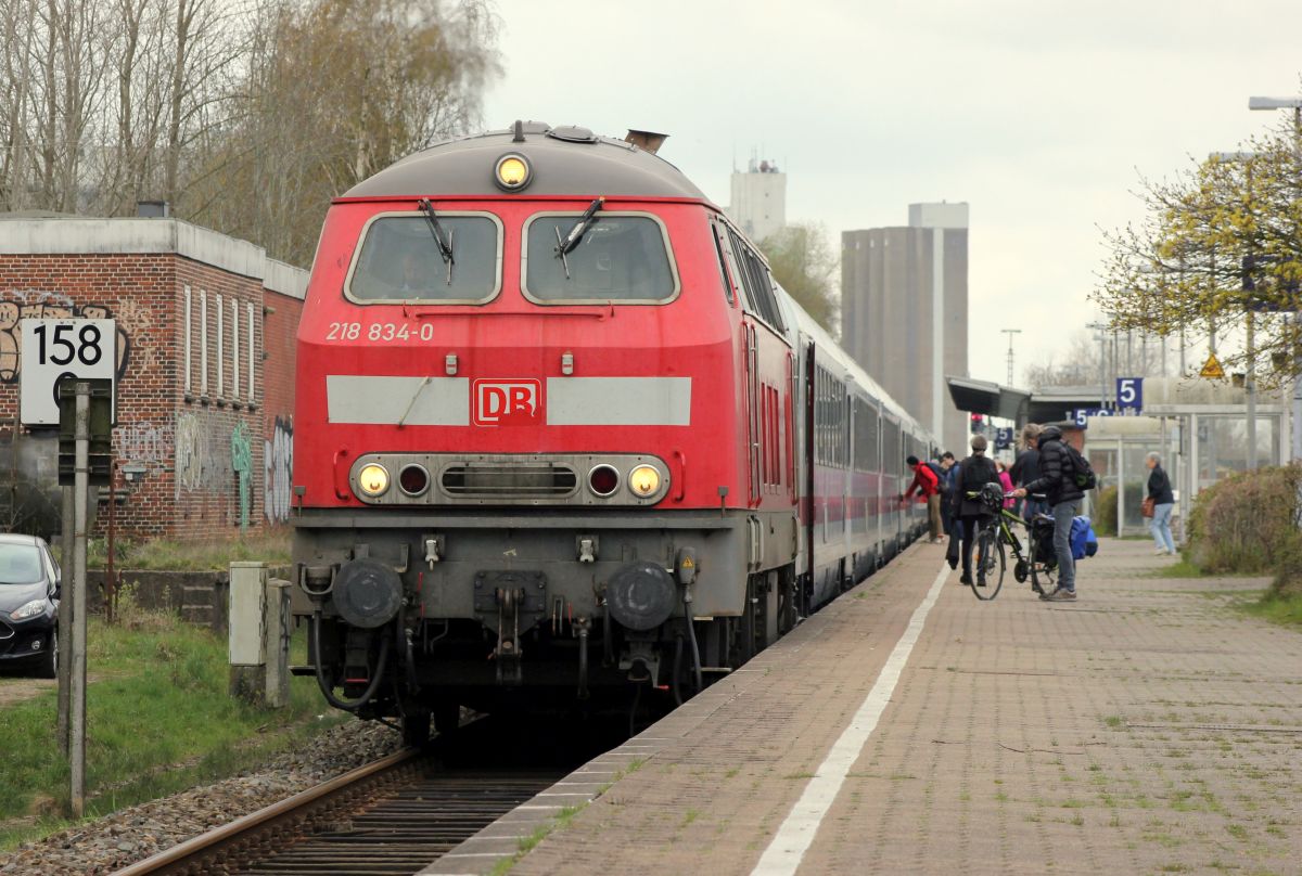 DB 218 834-0(ex 218 367-1, REV/06.05.13) mit dem IC 2375 nach Karlsruhe. Husum 11.04.2019