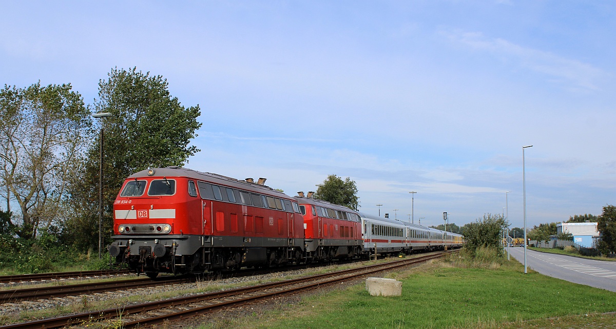 DB 218 834+837 mit dem IC 2311 Einfahrt Husum. 10.10.2021