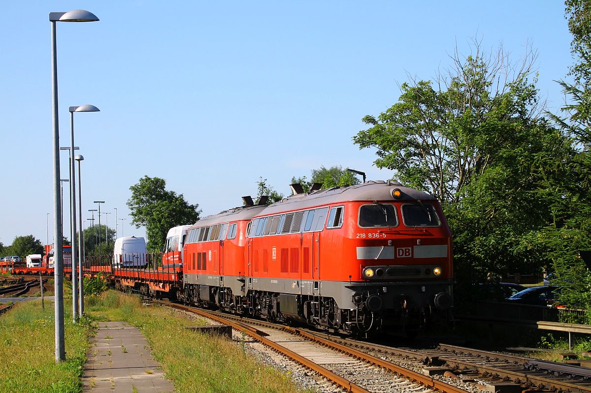 DB 218 836 + 218 397 fahren mit ihren Autozug aus Sylt in Niebüll ein 30.06.2022