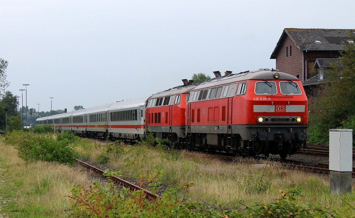 DB 218 836-5(bis 01.2006 218 388-7) und 218 322-6 brummen hier mit einem IC Richtung Hamburg durch Husum-Nord. 08.09.2013