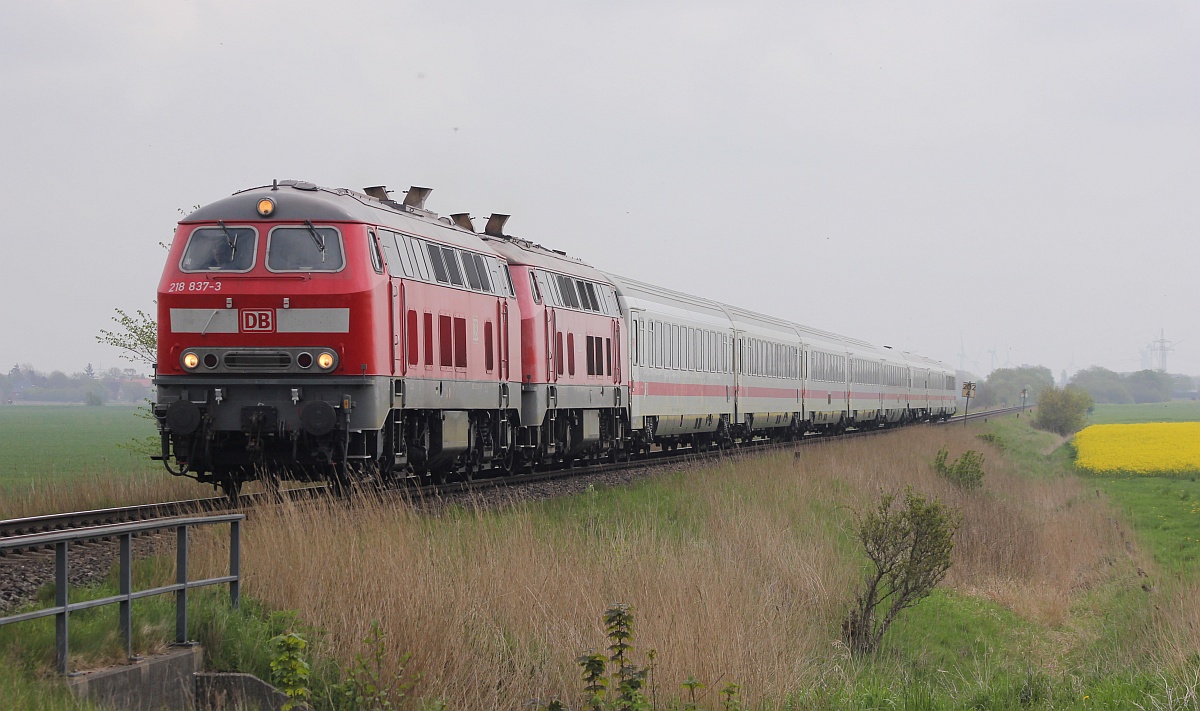 DB 218 837-3 + 484-4 mit IC 2214 nach Westerland. Bü Triangel 16.05.2021