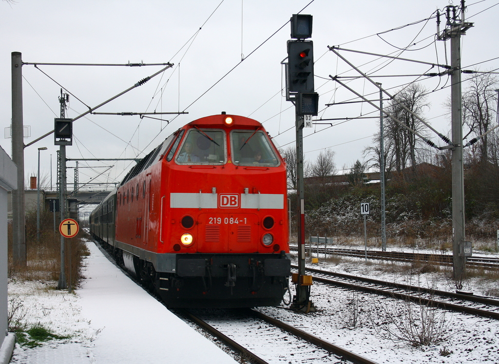 DB 219 084-1 mit dem RE 16191  Harz-Express  von Erfurt Hbf nach Thale, am 07.12.2013 in Artern. (Foto: Michael Rathmann)