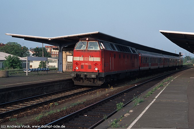 DB 219 084-1 mit dem RE 16215 von Leipzig Hbf nach Gera Hbf, am 13.05.2002 in Zeitz. (Foto: Andreas Herold)